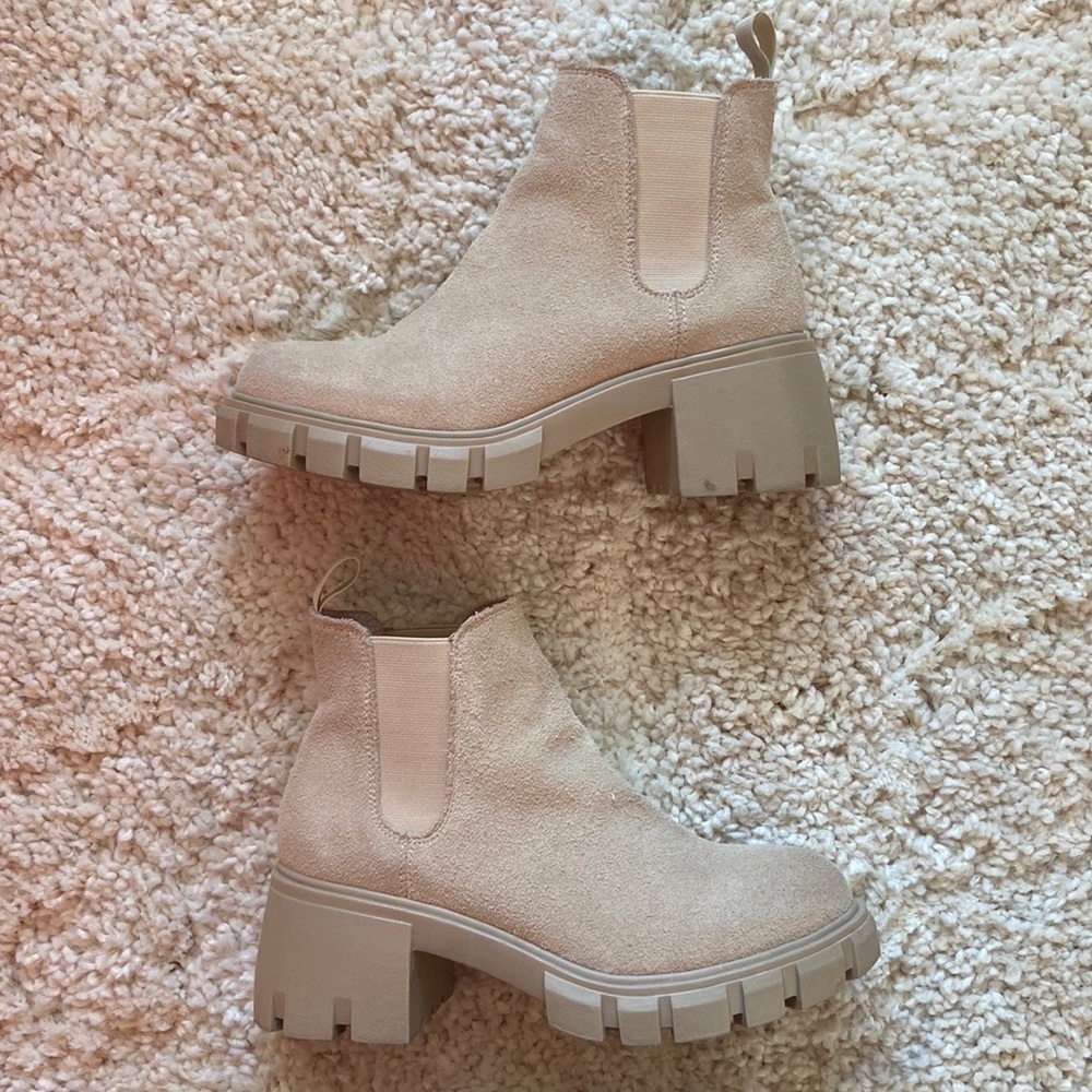 steve madden beige suede lug sole chelsea boots